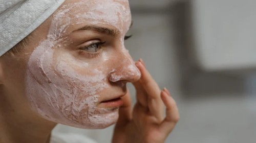کرم ضد جوش را روی کل صورت بزنیم یا فقط روی جوش؟